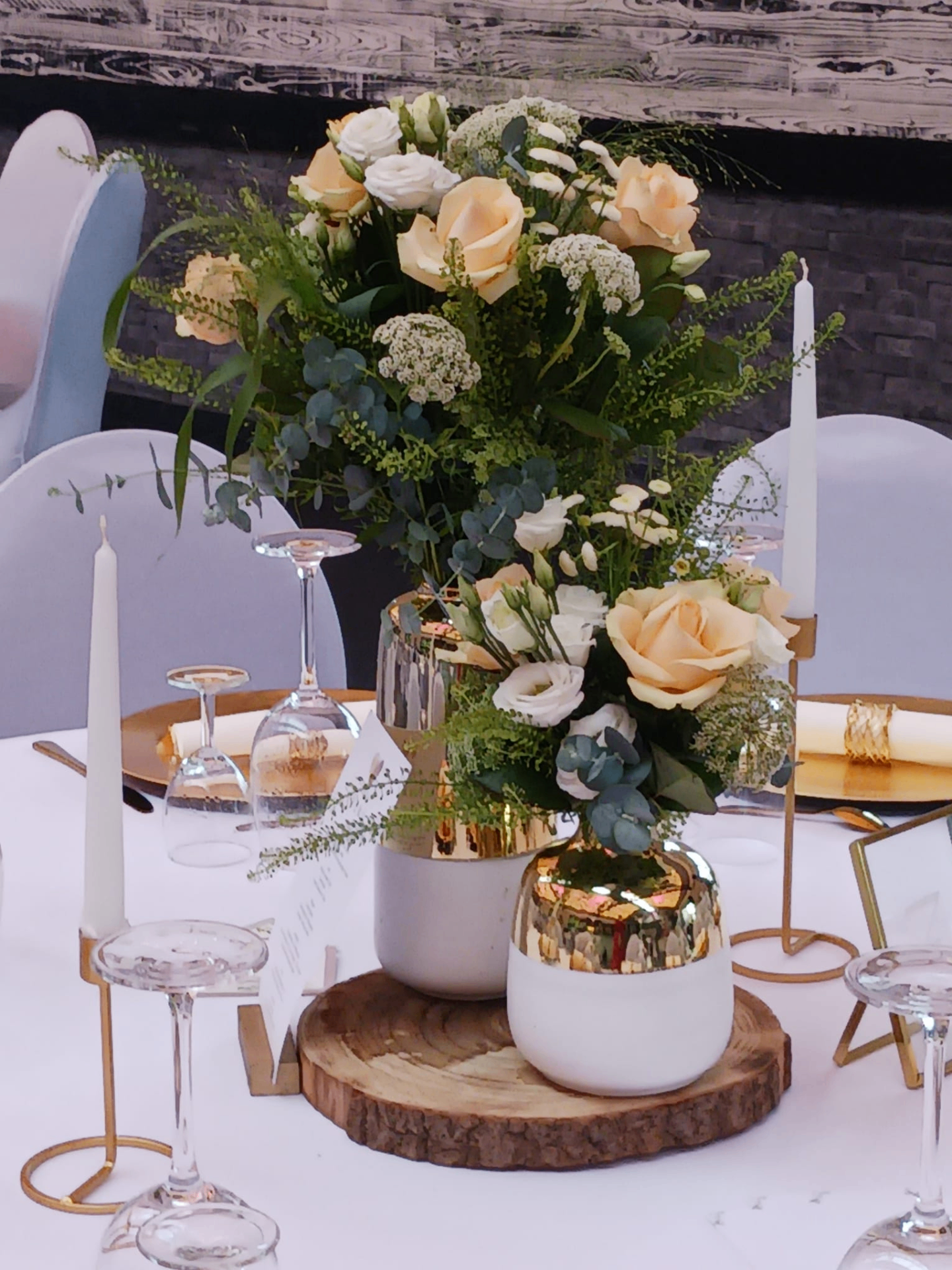 Tischdekoration mit Pfirsich-Rosen in Bochum — Blumenhaus von Scheven