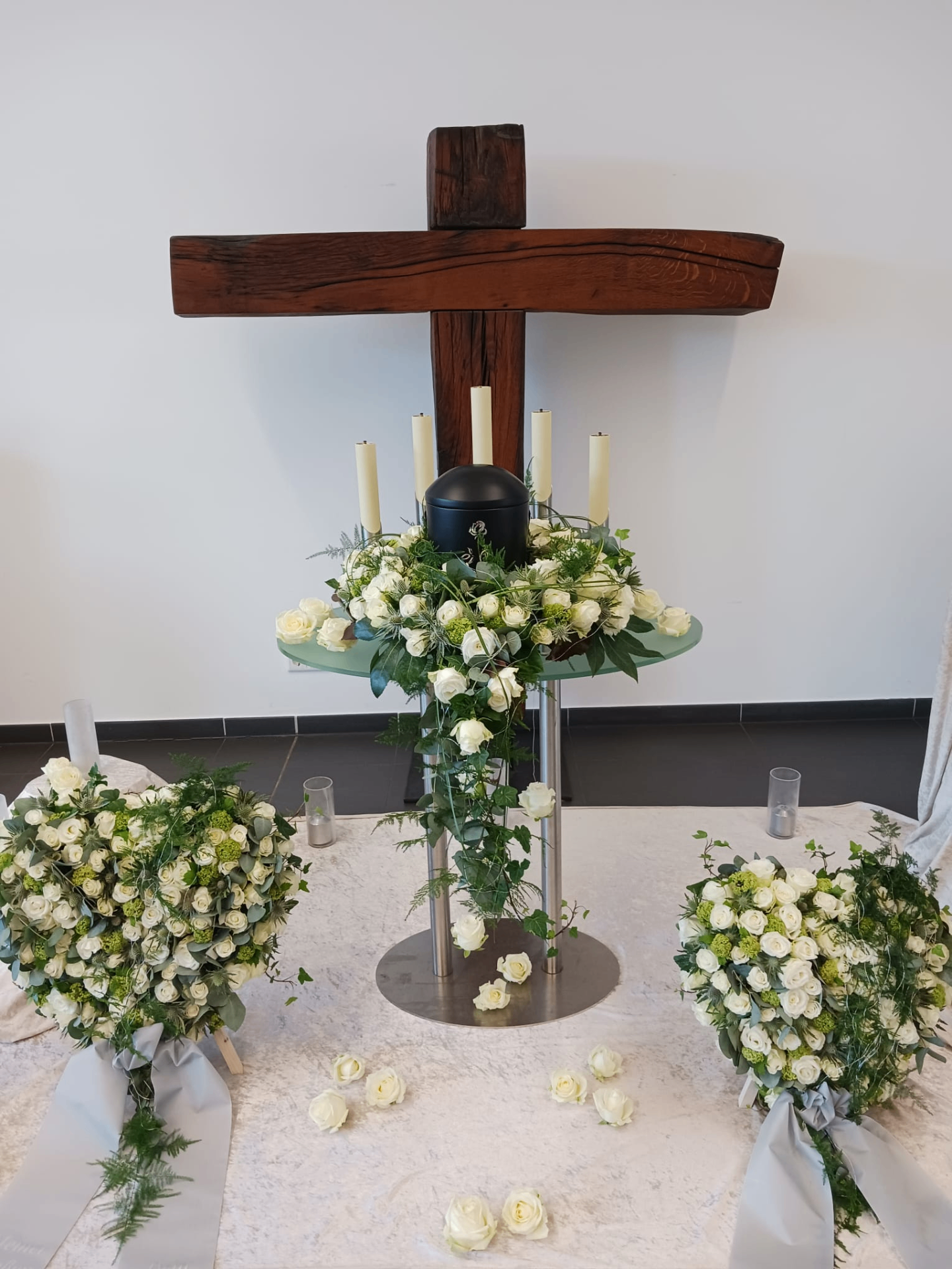 Trauerfloristik mit Urne und weißen Rosen in Bochum — Blumenhaus von Scheven