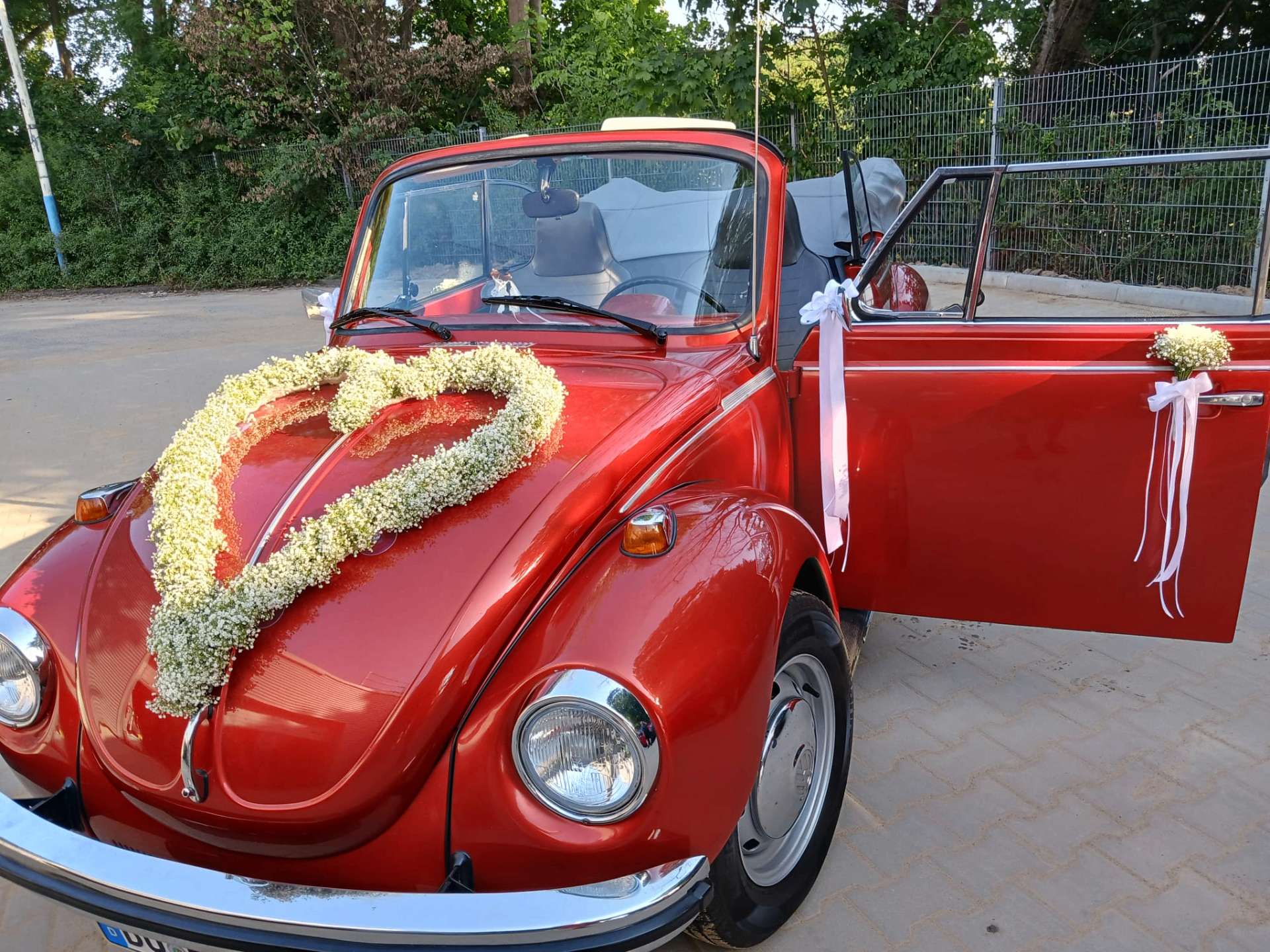 Hochzeitsauto mit Blumengesteck